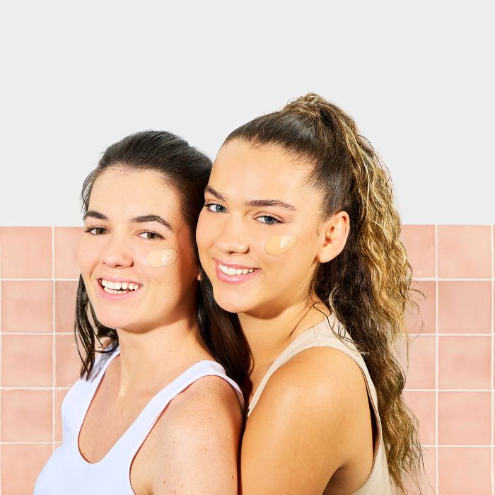 TWEE-VROUWEN-MET-GETINTE-CRÈME-OP-HUN-WANG