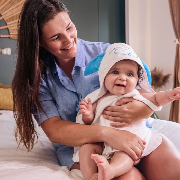 BABY-OP-DE-KNIEËN-VAN-ZIJN-MOEDER