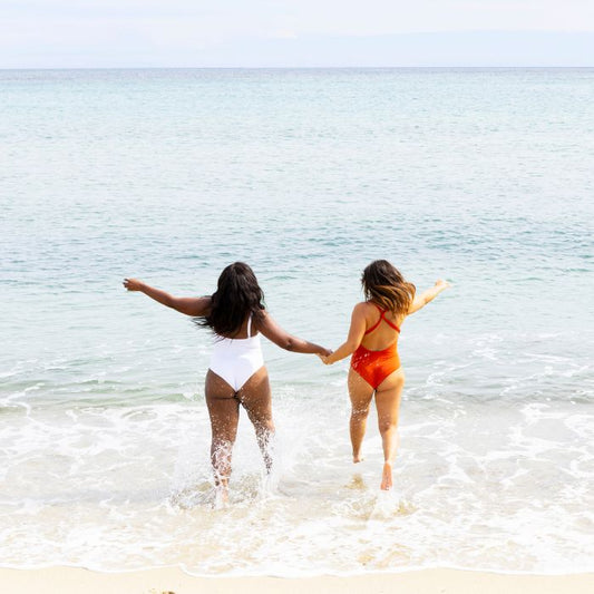 2-FEMMES-QUI-COURENT-VERS-LA-MER