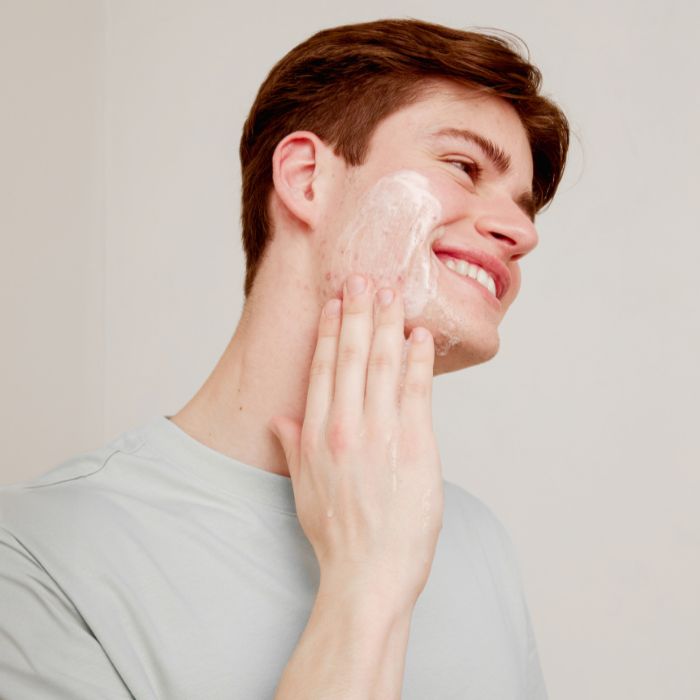 MAN-MET-ACNE-DIE-EEN-REINIGINGSGEL-AANBRENGT