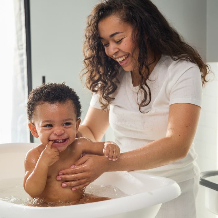 EEN-MOEDER-GEEFT-HAAR-BABY-EEN-BADJE