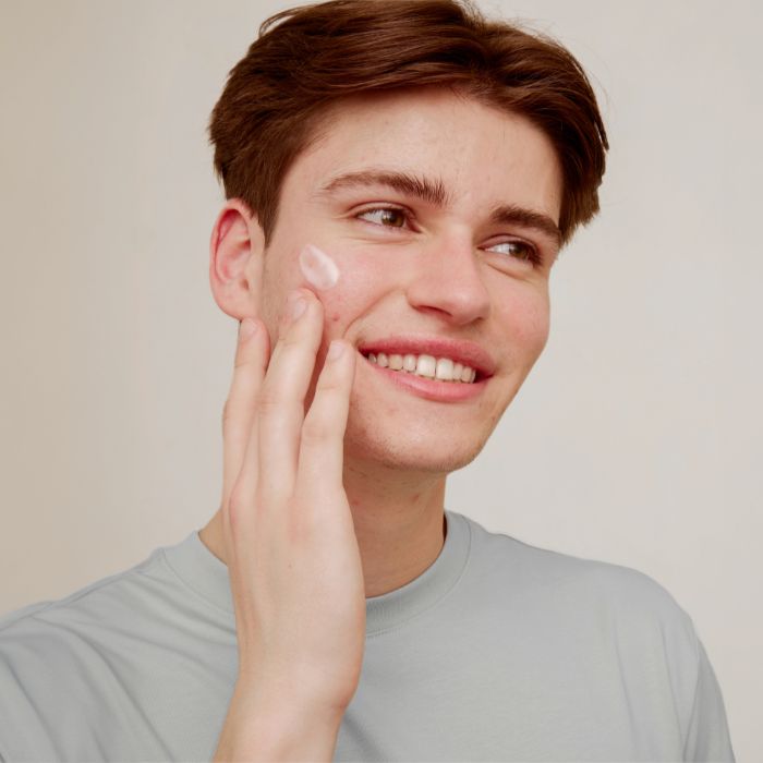 MAN-MET-ACNE-DIE-CRÈME-AANBRENGT