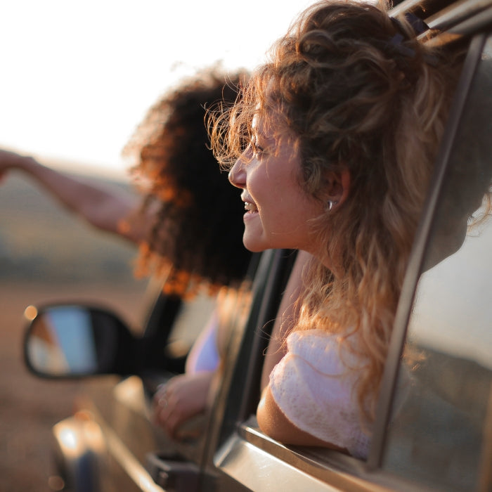 TWEE-VROUWEN-IN-EEN-AUTO-DIE-EEN-ROADTRIP-MAKEN