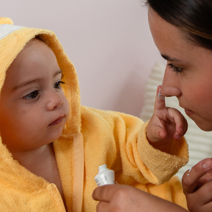 BABY-MET-CRÈME-OP-DE-NEUS-VAN-ZIJN-MAMA