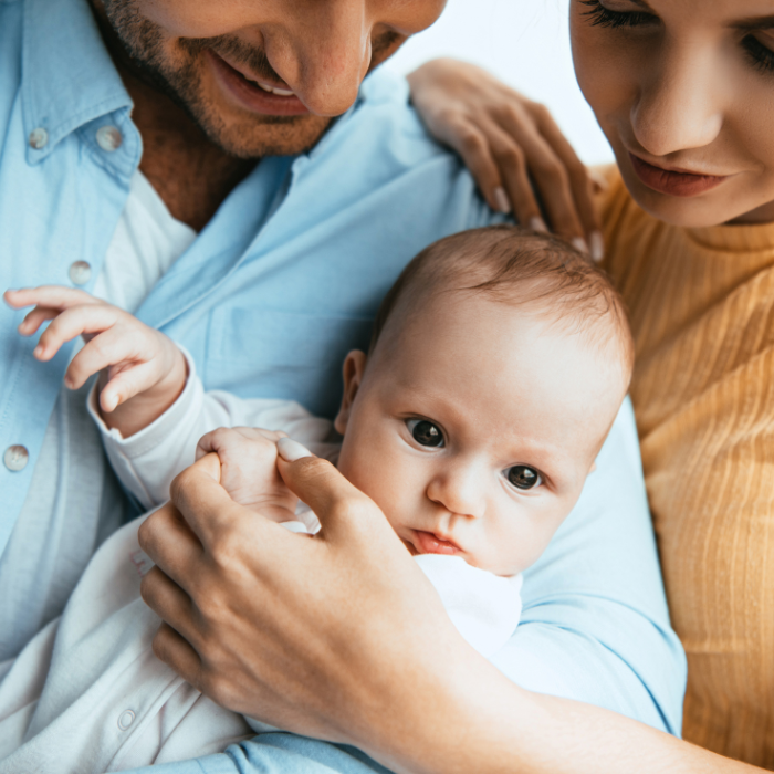 BABY-MET-ZIJN-OUDERS-ZORGEN-VOOR-HEM