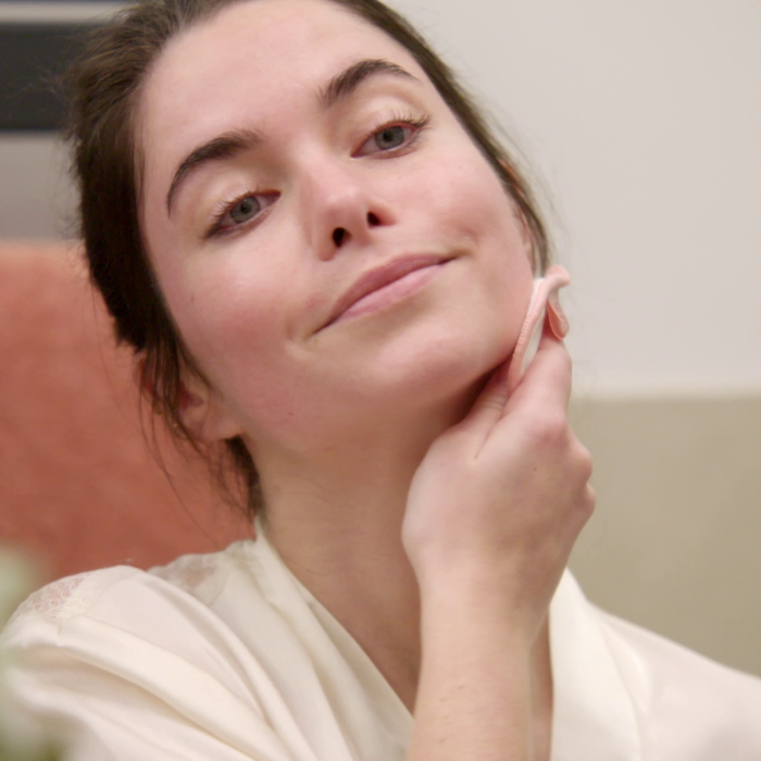 VROUW-DIE-HAAR-GEZICHT-REINIGT-EEN-WATTENSCHIJFJE