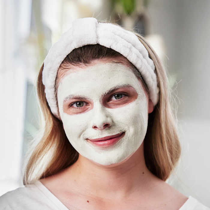VROUW-MAAKT-EEN-GEZICHTSMASKER