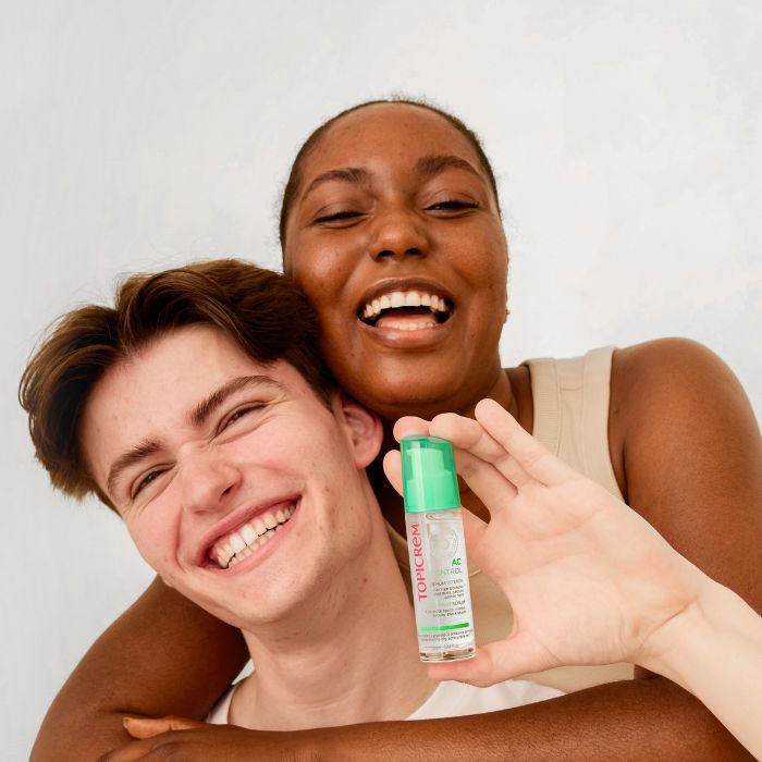 MAN-EN-VROUW-MET-IMPERFECTIES-DAT-INTENSIEF-SERUM-TE-ZIEN IS