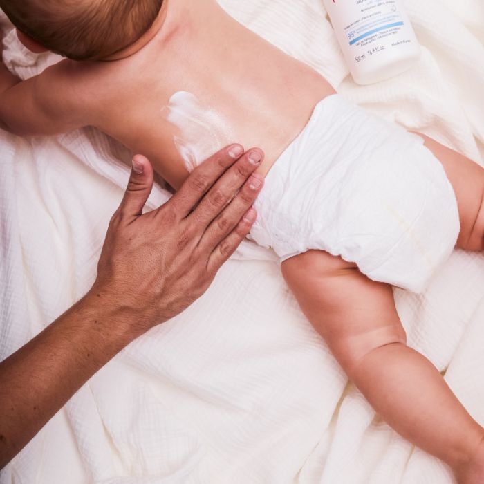 BABY-OP-DE-BUIK-DRAAGT-EEN-LUIER