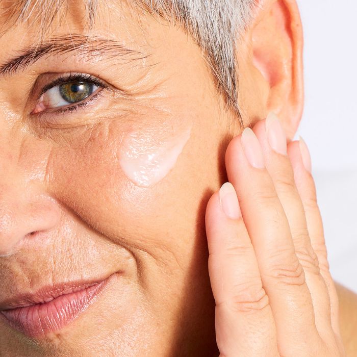 VROUW-MET-CRÈME-OP-HAAR-WANG