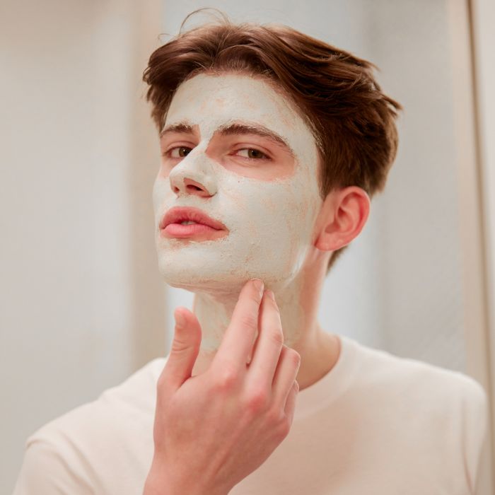 MAN-MET-GEZICHTSMASKER