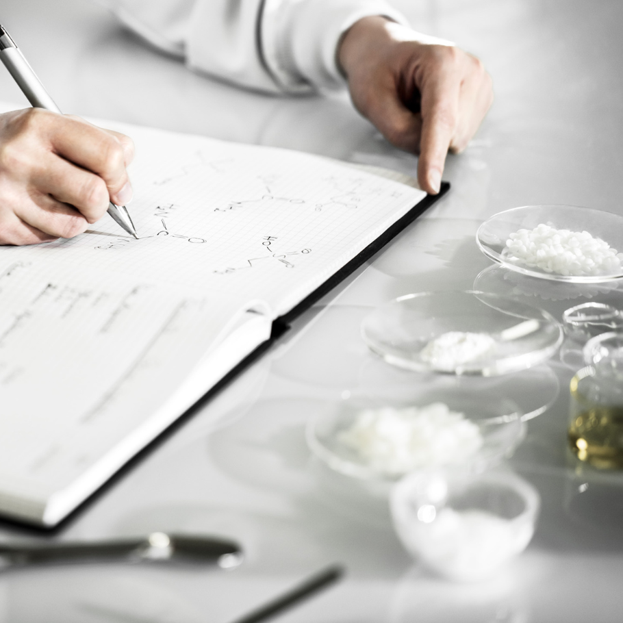 TABLE-DE-FORMULATION-AVEC-UN-LABORANTIN-SON-CARNET-DE-FORMULES-ET-DES-INGREDIENTS