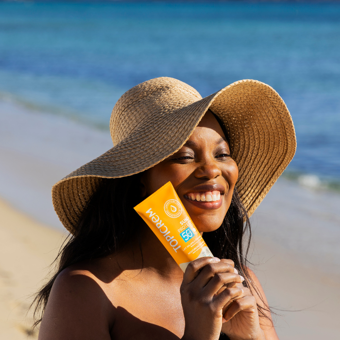 ELODIE-NOUS-MONTRE-LE-LAIT-SOLAIRE-SUN-PROTECT