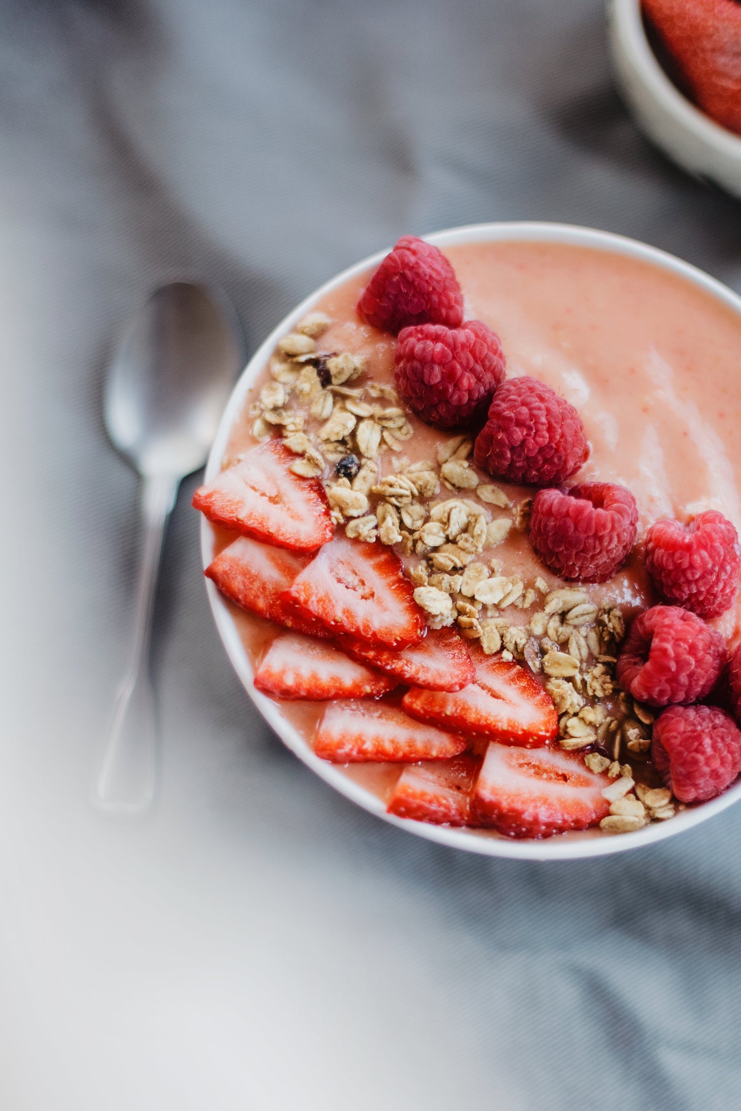 KOM MET ROOD FRUIT EN YOGHURT