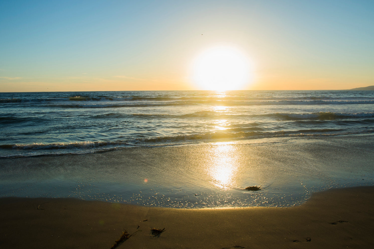 STRAND-MET-ONDERGAANDE-ZON