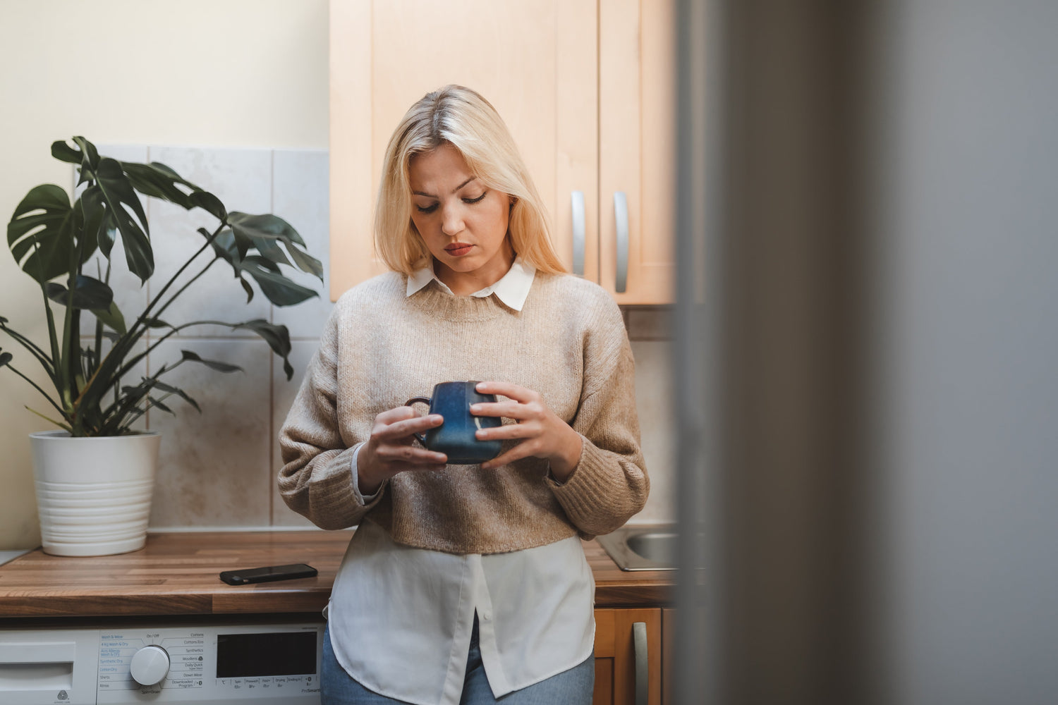 VROUW-MET-MOK-KOFFIE-LIJKT-HET-MOEILIJK-TE-HEBBEN